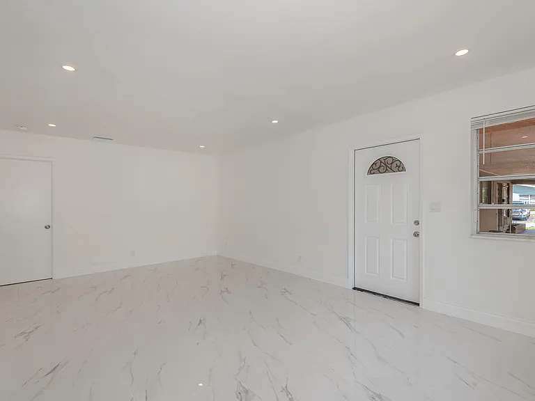 425 SW 18th Ave #425 — Photo 5
