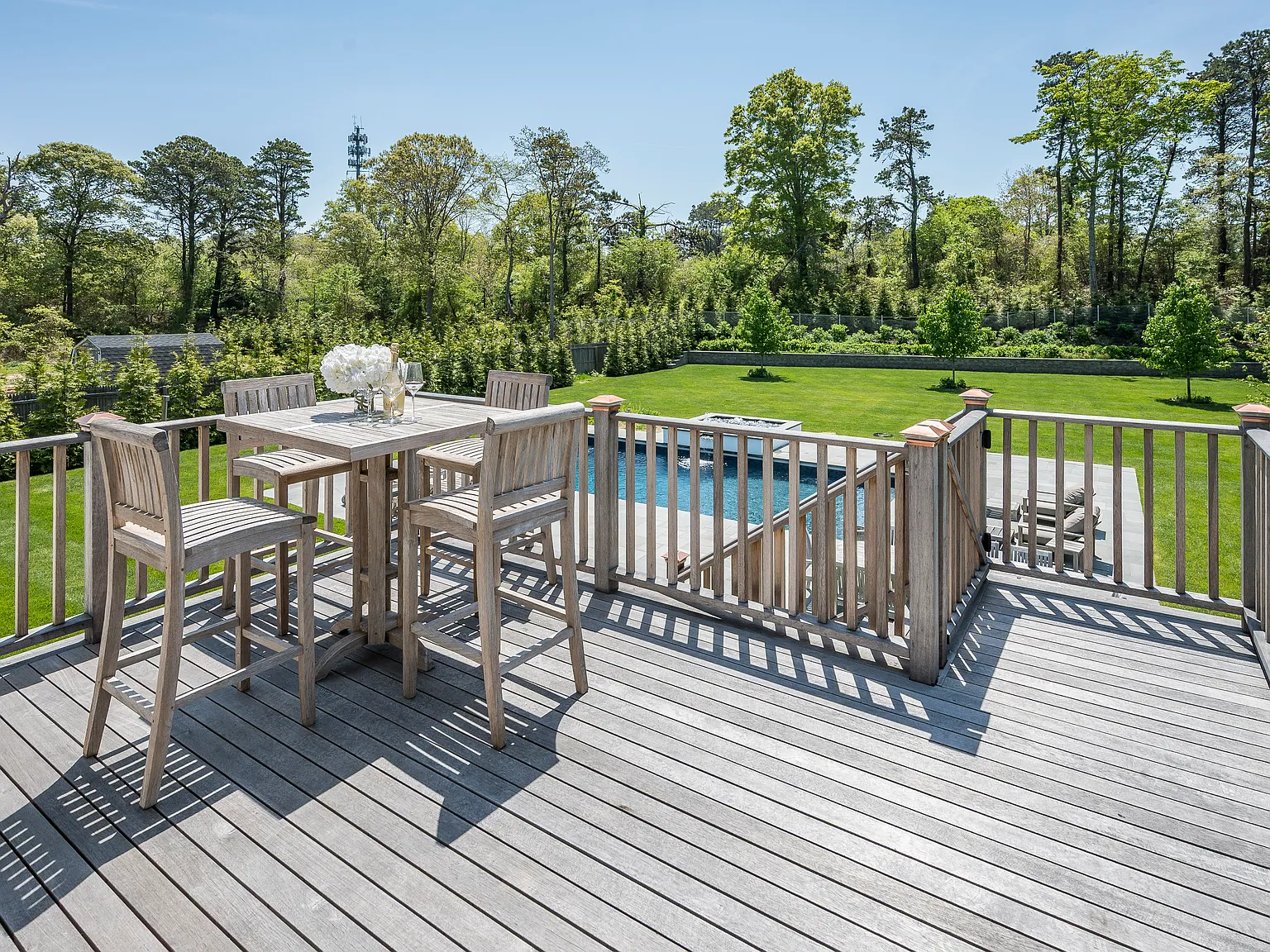 Poolside Retreat with spectacular yard moments to Meschutt Beach — Photo 4