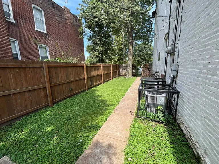 114 W Courtois St #1F — Photo 14
