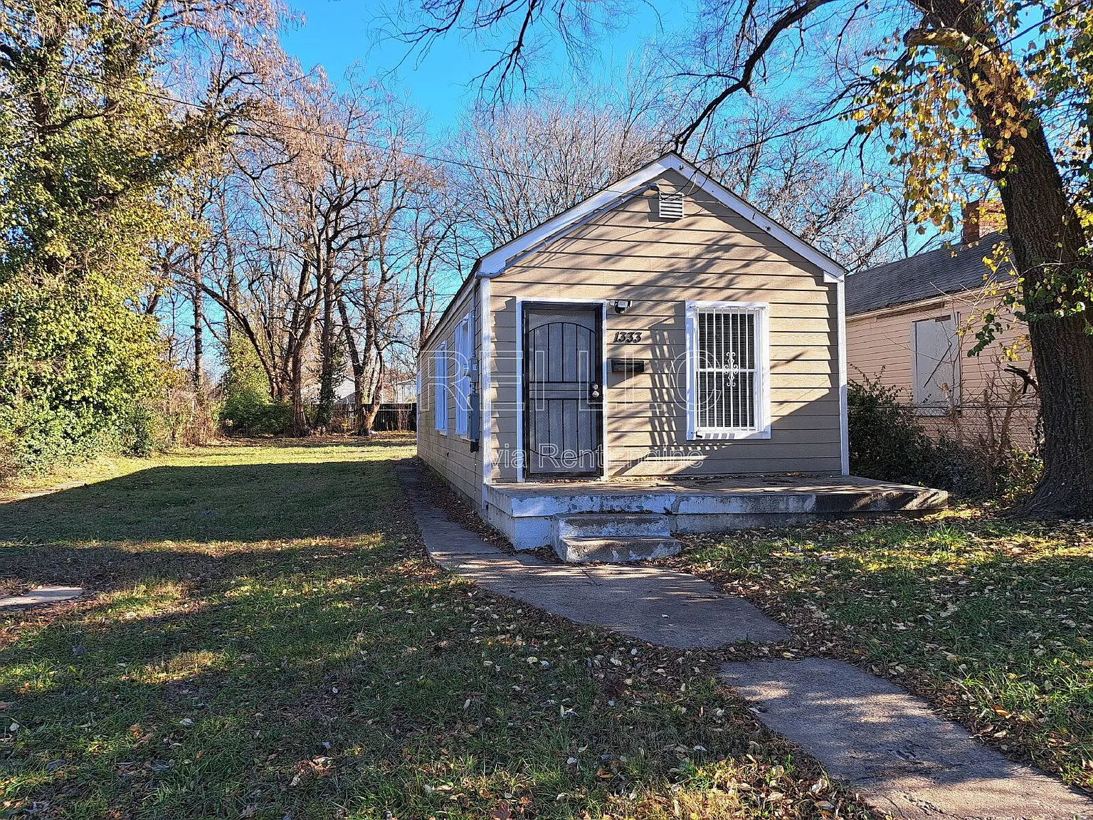 2 bed, 1.0 bath, 744 sqft, $1,060 — Photo 1