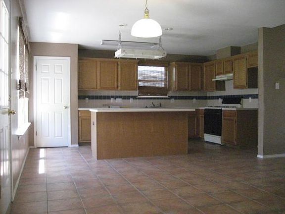 4th image of 1010 Reynaldo St