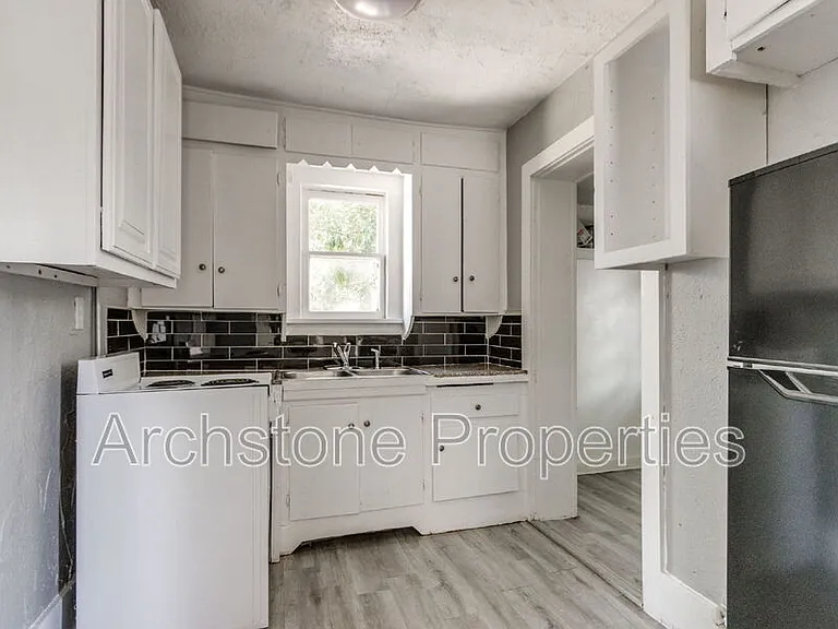 4407 N Military Ave — Photo 4