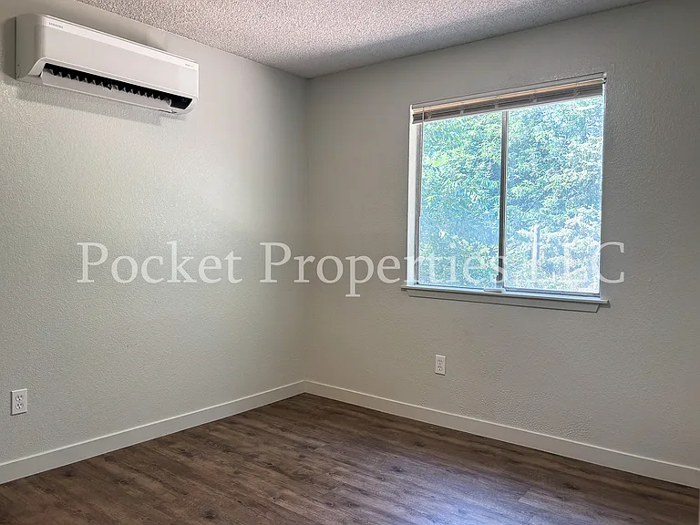 Second bedroom with backyard facing window