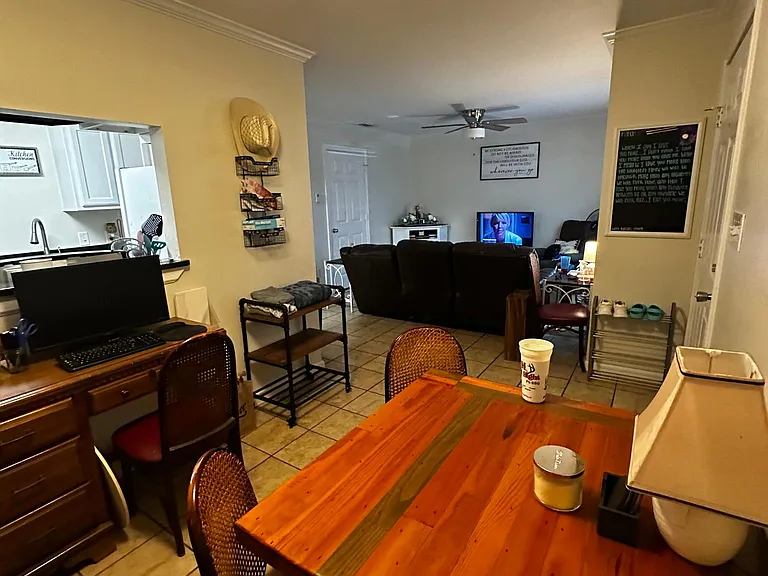 892 W Vanderbilt St #1A — Photo 3