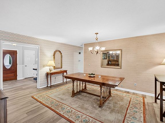 4th image of 778 Brenda Ave