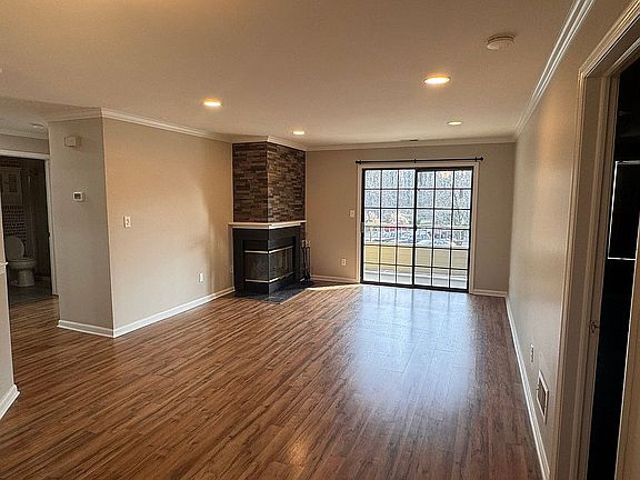 3rd image of 605 Chester Ct