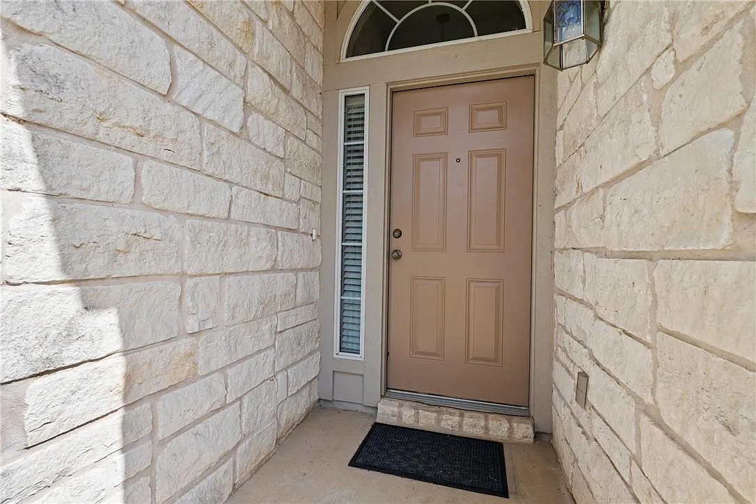 3 bed, 2.0 bath, 1670 sqft, $2,249 — Photo 3