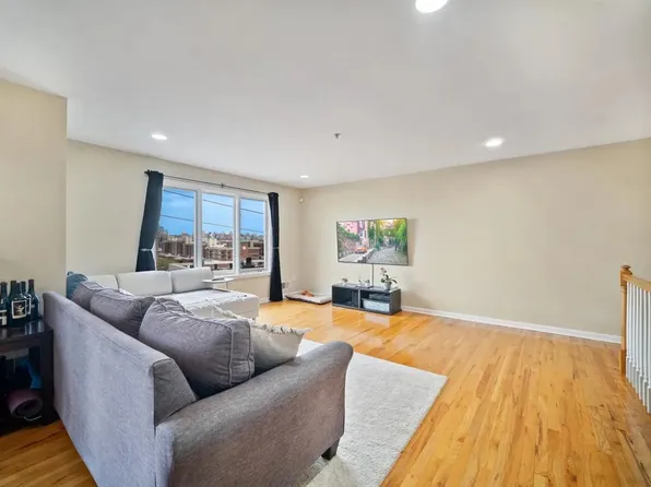 9 Legend Hills Drive image 6 of 19