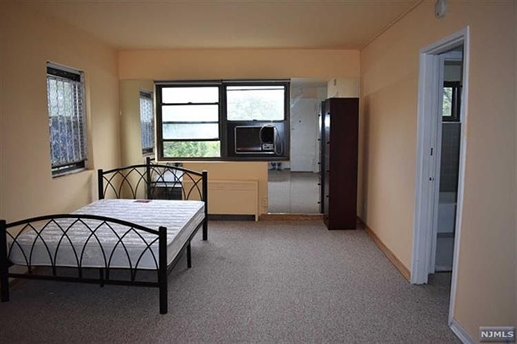 1st image of 2345 Linwood Ave APT 4A