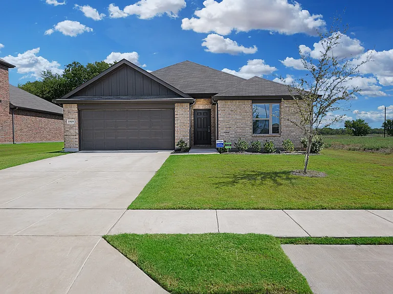 1919 Rolling Ridge Dr — Photo 1