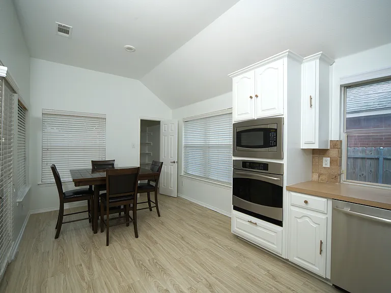 2708 Comanche Trl — Photo 6