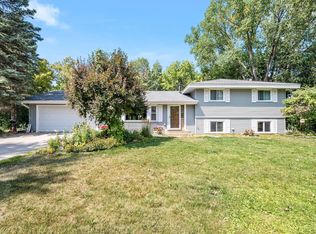 2904 Country Wood Dr, Burnsville, MN 55337