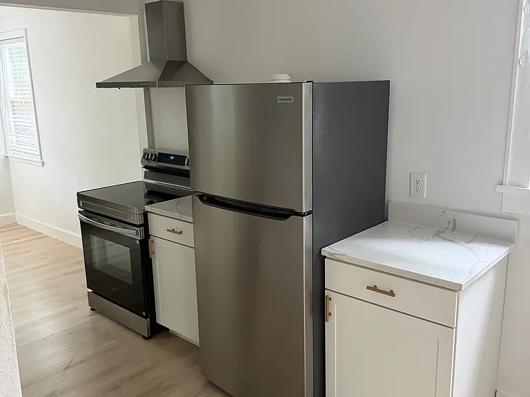 2652 Woodlawn Ave — Photo 6