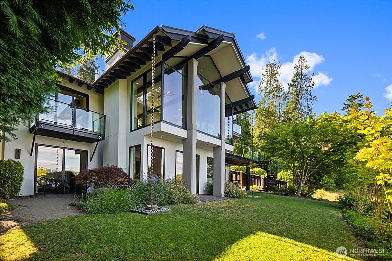 4th image of 4014 E Mercer Way