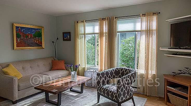 Bright & sunny living room!
