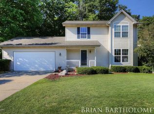 530 Shaw Estates Dr NE, Rockford, MI 49341