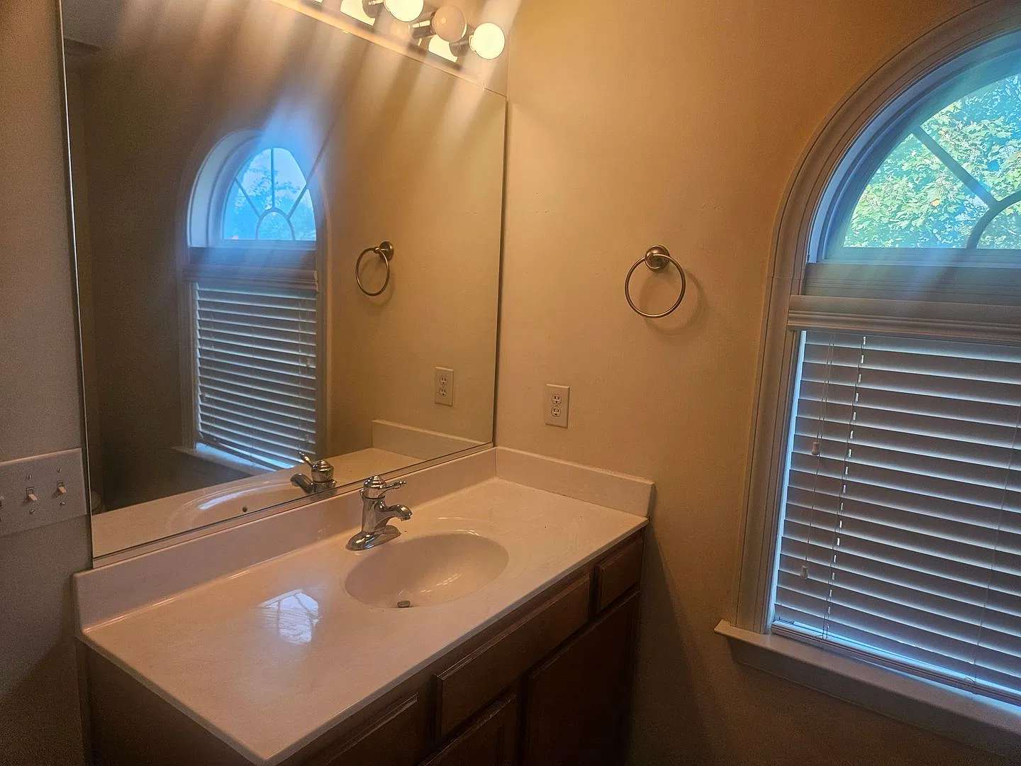 Great 2BR/2.5BA townhouse — Photo 4