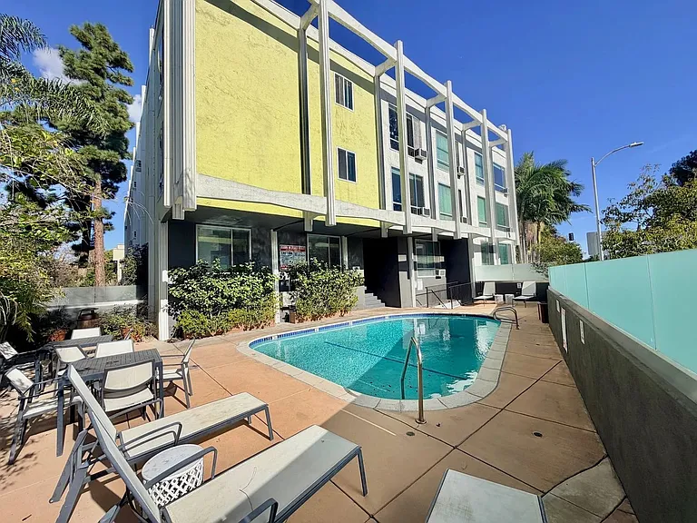 Wilshire Embassy Apartments — Photo 19