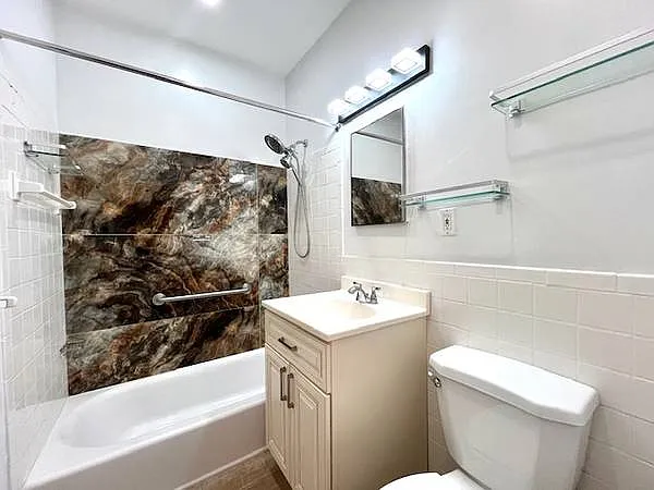 924 Hancock St #5 — Photo 15