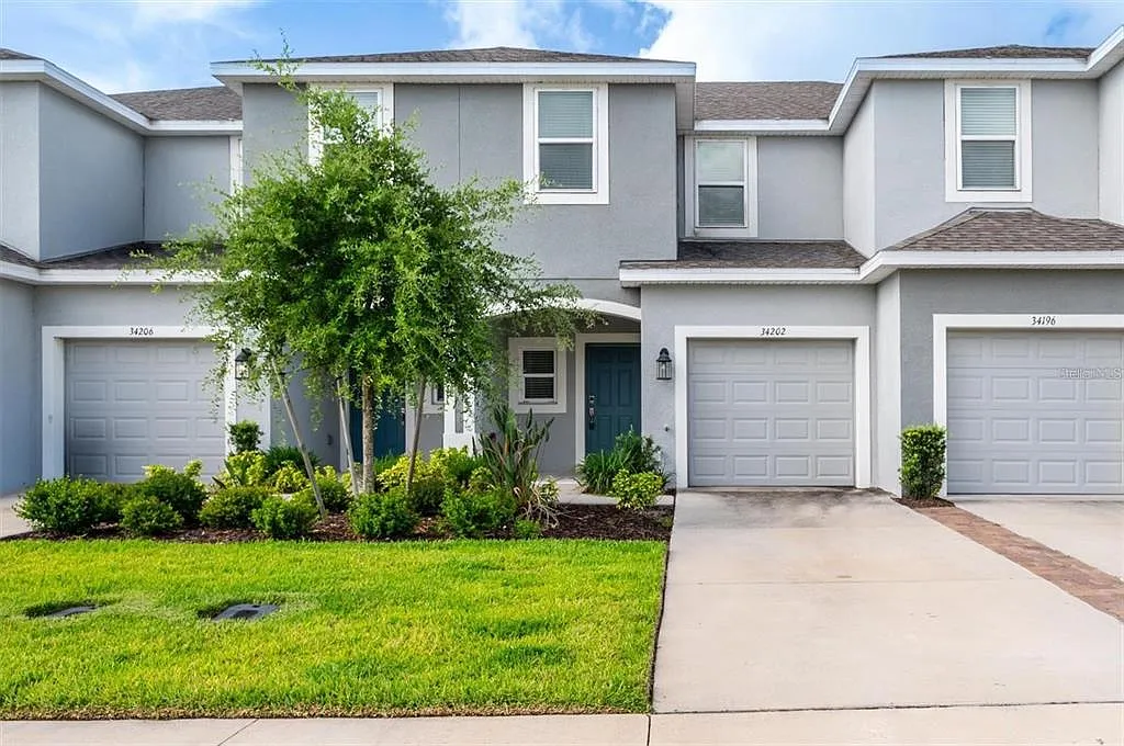 3 bed, 2.5 bath, 1373 sqft, $1,950 — Photo 1