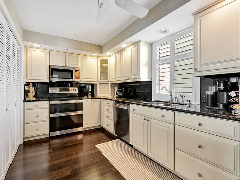 100 Beach Rd #903 — Photo 17