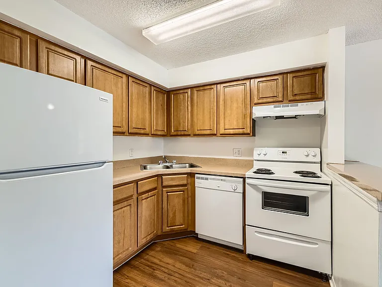 Golden Oaks — Photo 14
