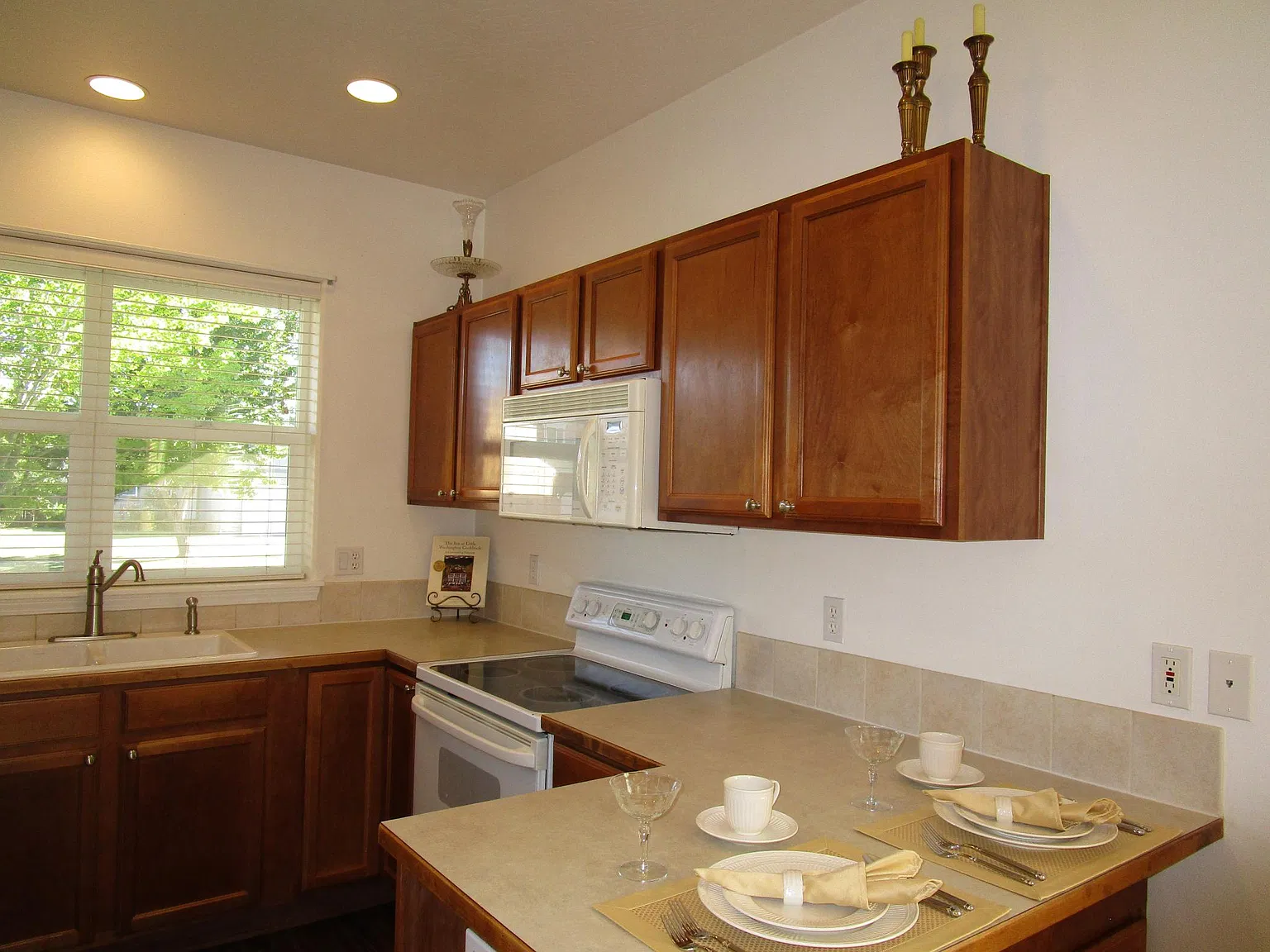 3 bed, 1240 sqft, $2,140 — Photo 4