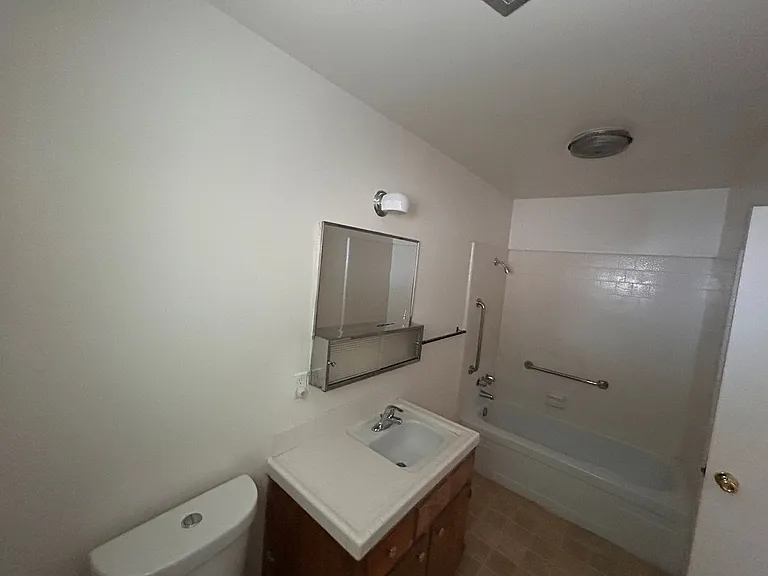 1148 W 7th St — Photo 11