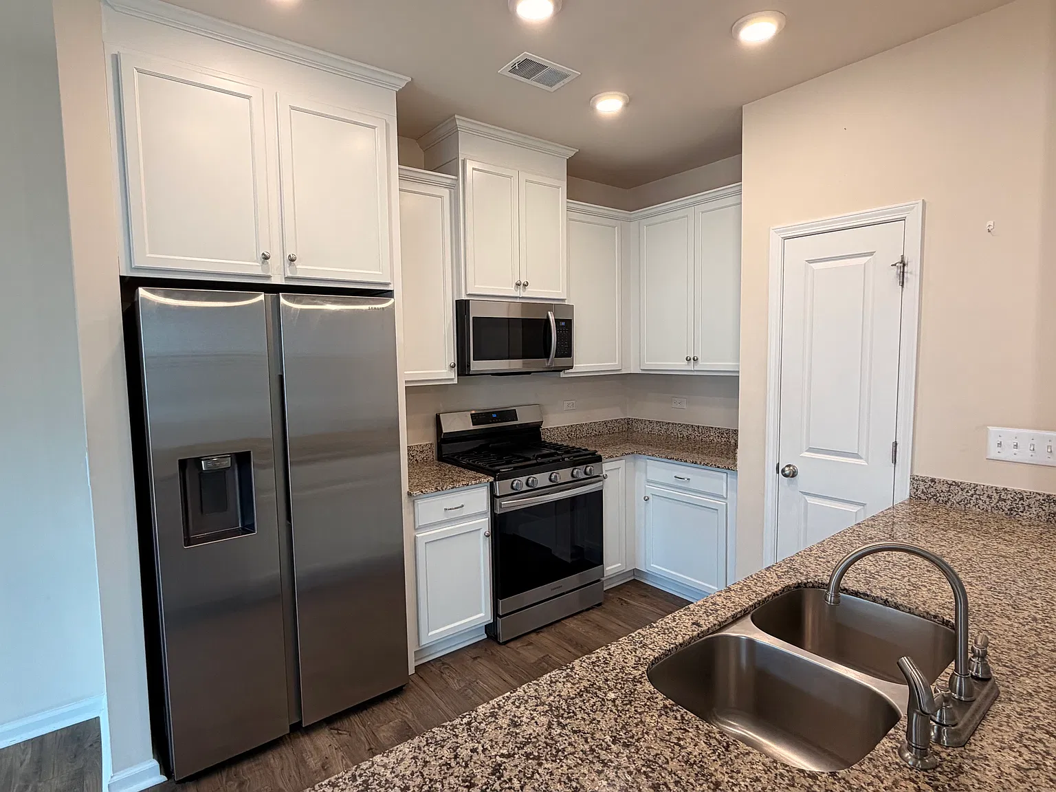 3 bed, 2.5 bath, 1457 sqft, $1,450 — Photo 3