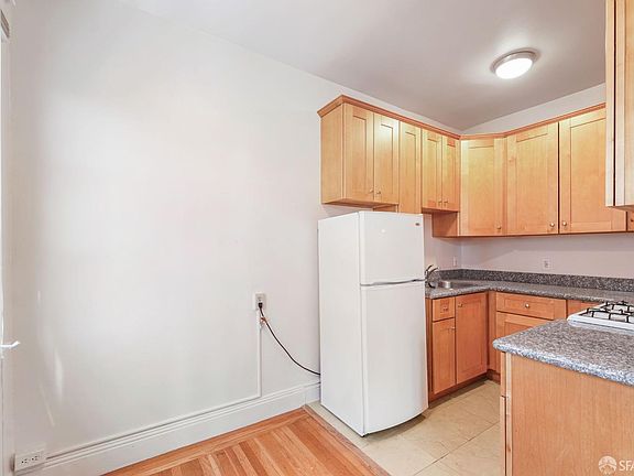 5th image of 810 Hyde St APT 304