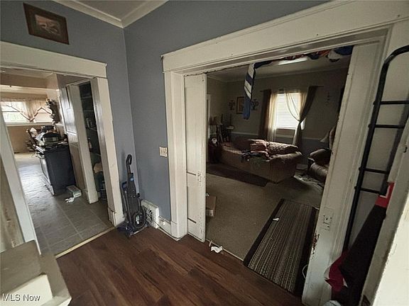 4th image of 44 E 2nd St