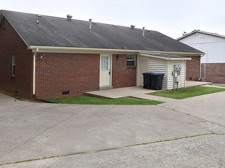 107 Oakmont Ln — Photo 2