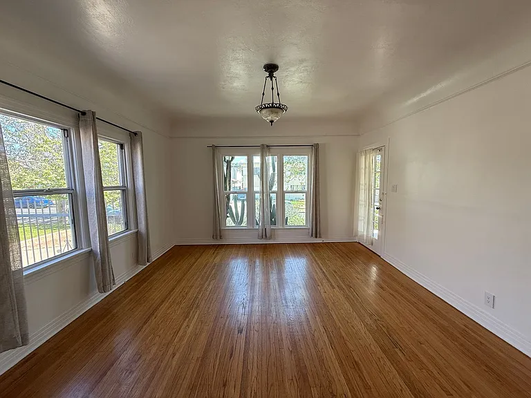 1143 N Commonwealth Ave — Photo 5