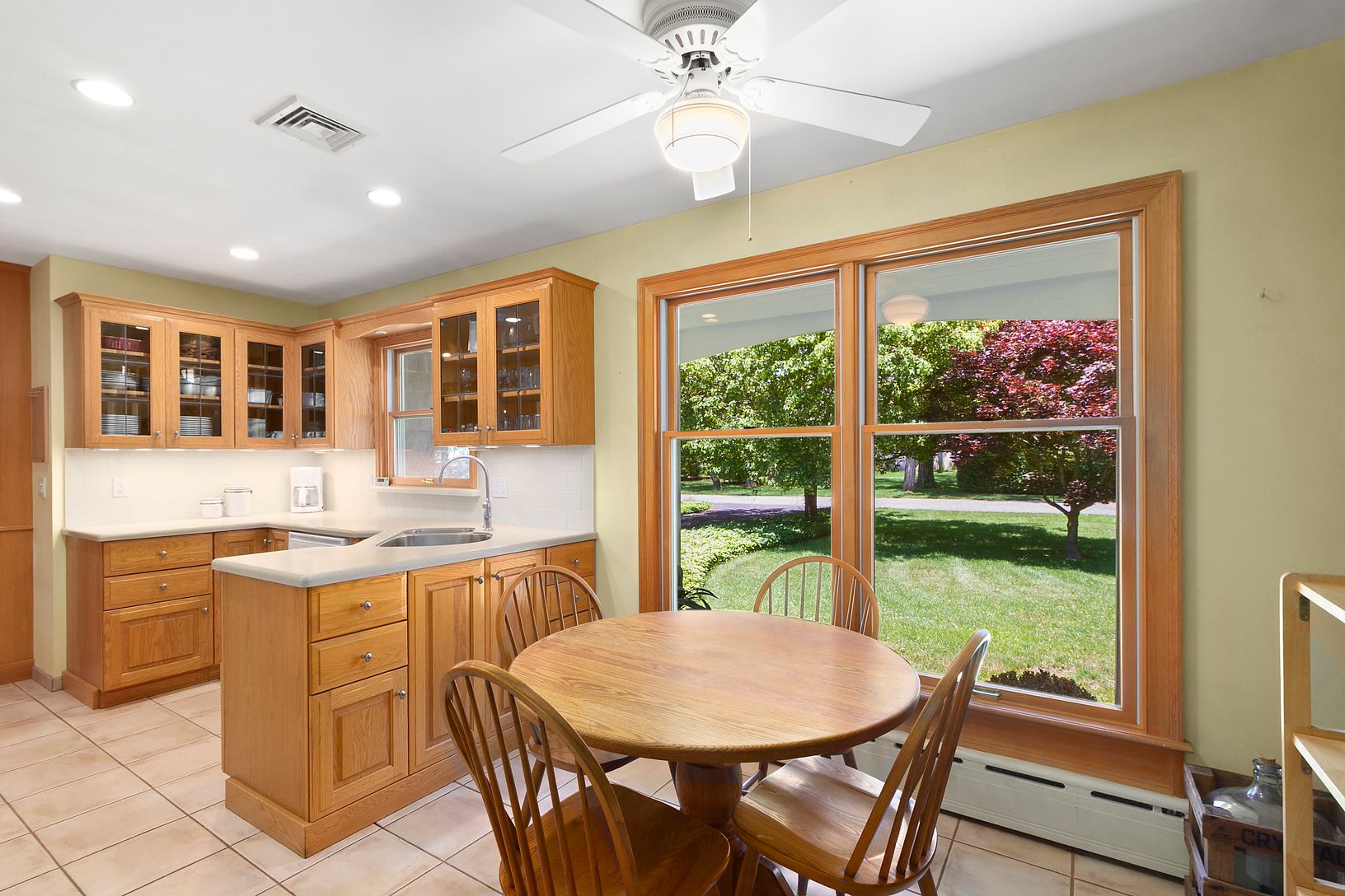  Eat-in-Kitchen