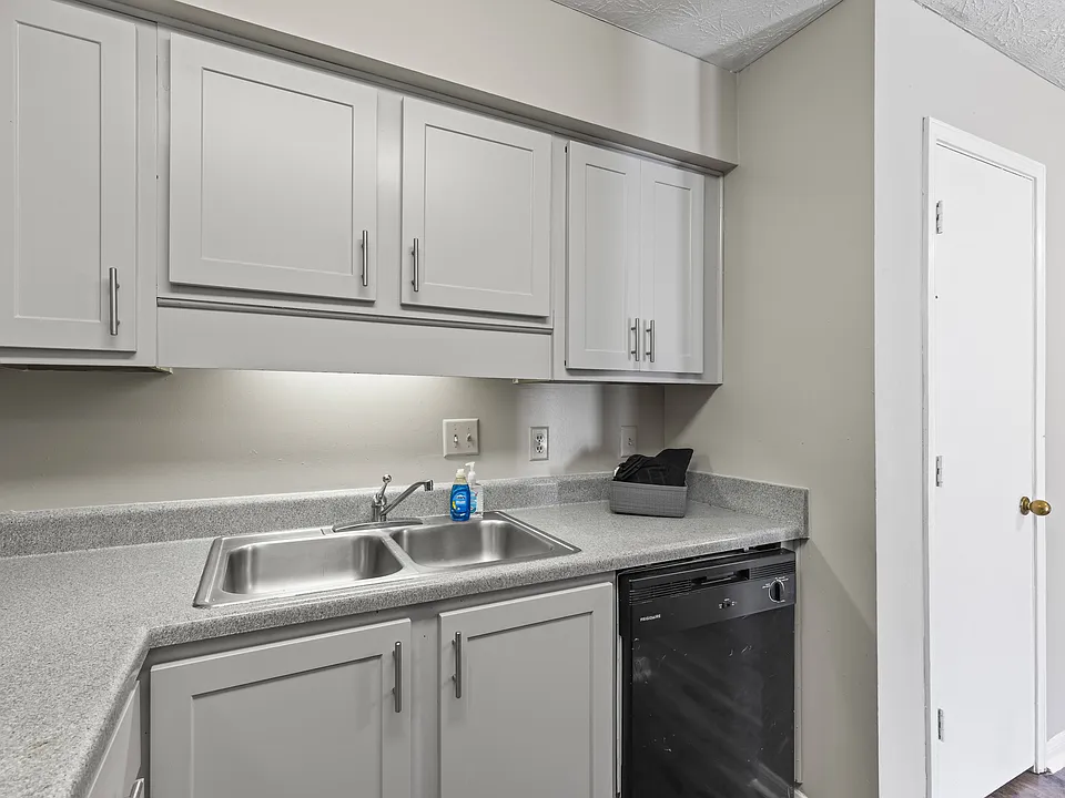 Our Montgomery apartments at Stratford Village offer convenient kitchens with dishwasher, sink, and ample cabinet storage, professionally operated by Highlands Vista Group.