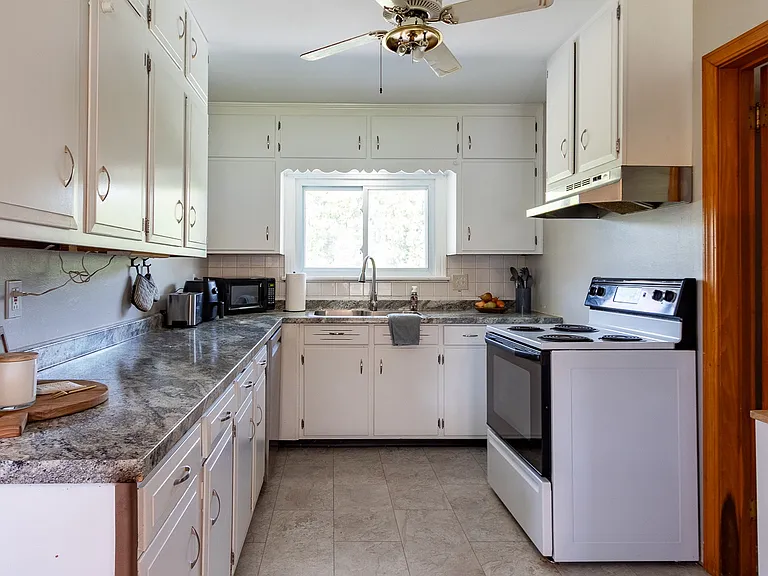 137 W Aaron Dr — Photo 13