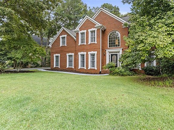 3rd image of 1072 Longwood Dr