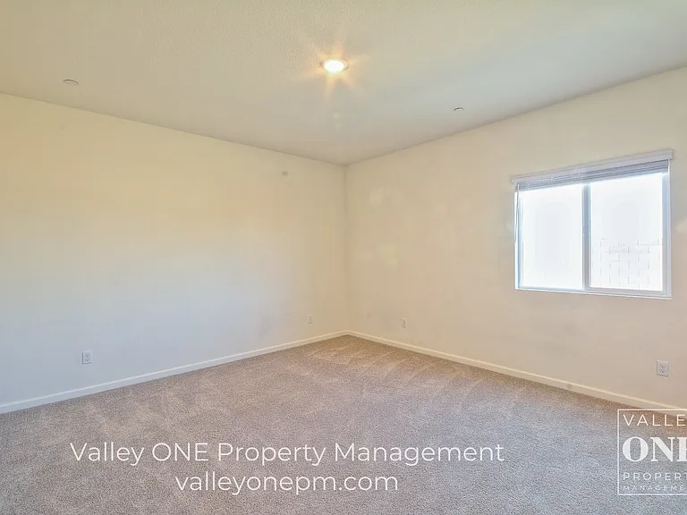 933 Tipton Ln — Photo 32
