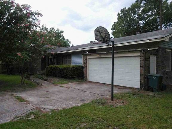 2nd image of 916 Clayton Dr