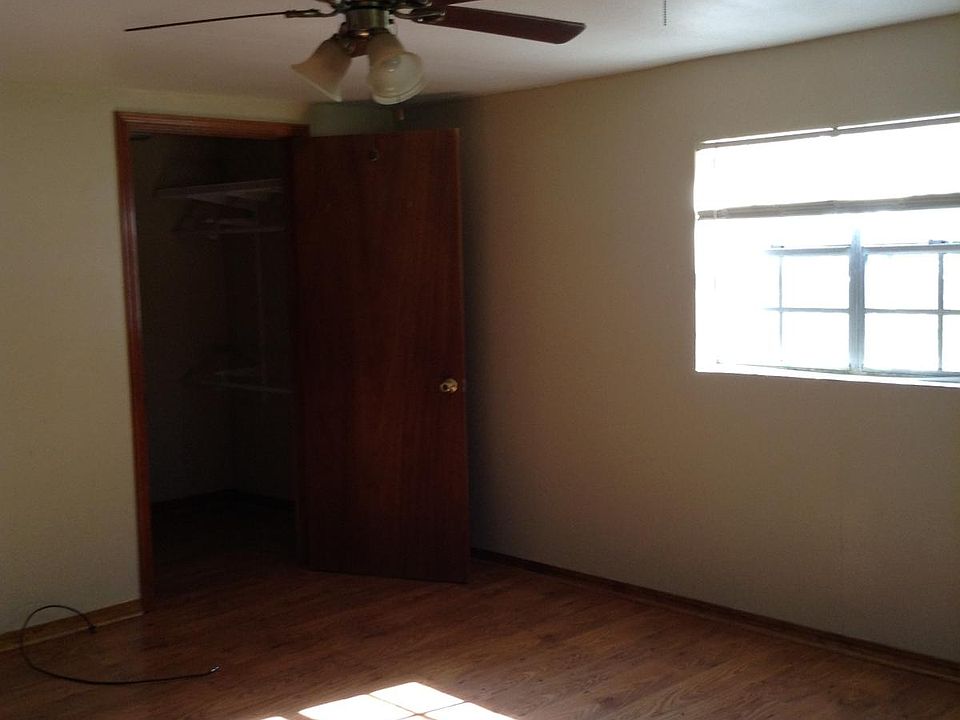 Master BR into walkin closet