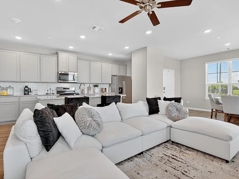 2790 Mariposa Creek Dr — Photo 2