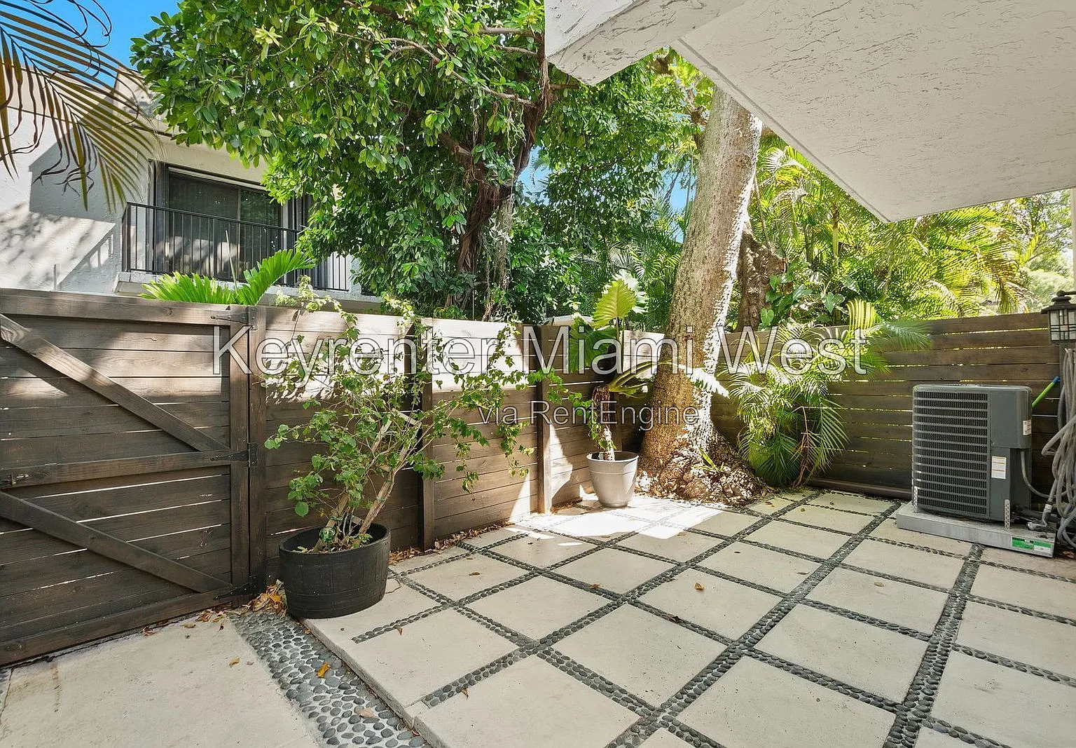 2 bed, 2.0 bath, 1200 sqft, $4,000 — Photo 2
