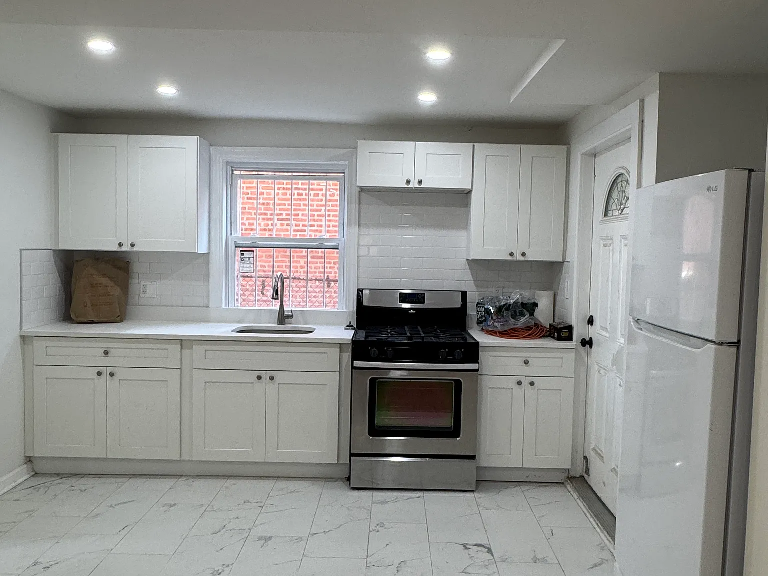 1054 Lydig Ave — Photo 1