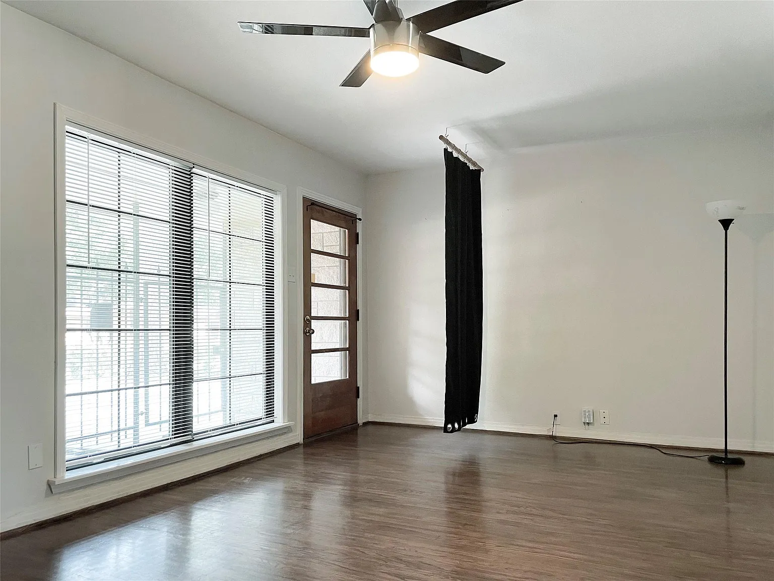 3 bed, 1.0 bath, 1139 sqft, $2,400 — Photo 2