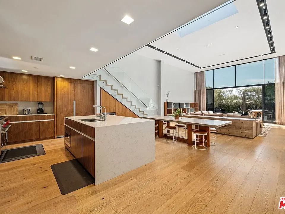 207 Hollister Ave