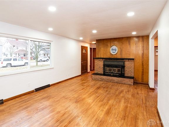 3rd image of 410 Burns Ave