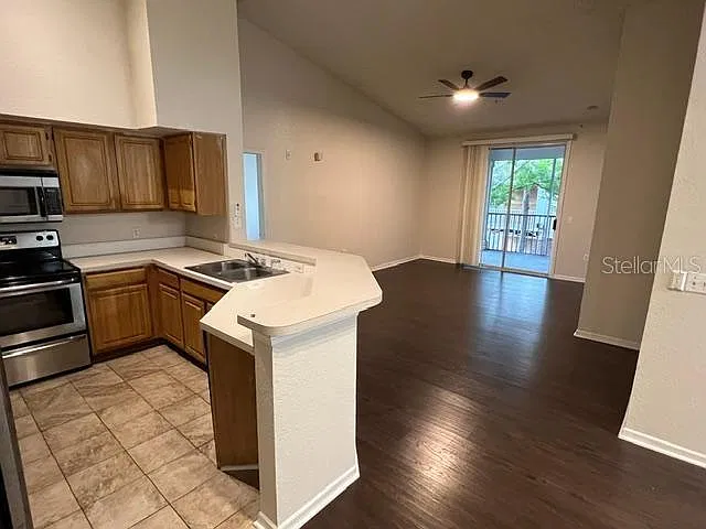 2 bed, 2.0 bath, 1044 sqft, $1,795 — Photo 3