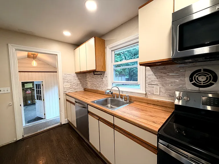 49 Maple Dr #1 — Photo 3