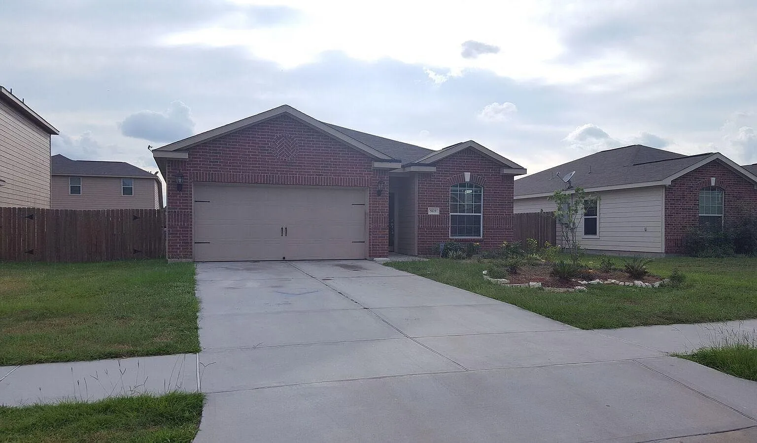 4 bed, 2.0 bath, 1611 sqft, $2,000 — Photo 1