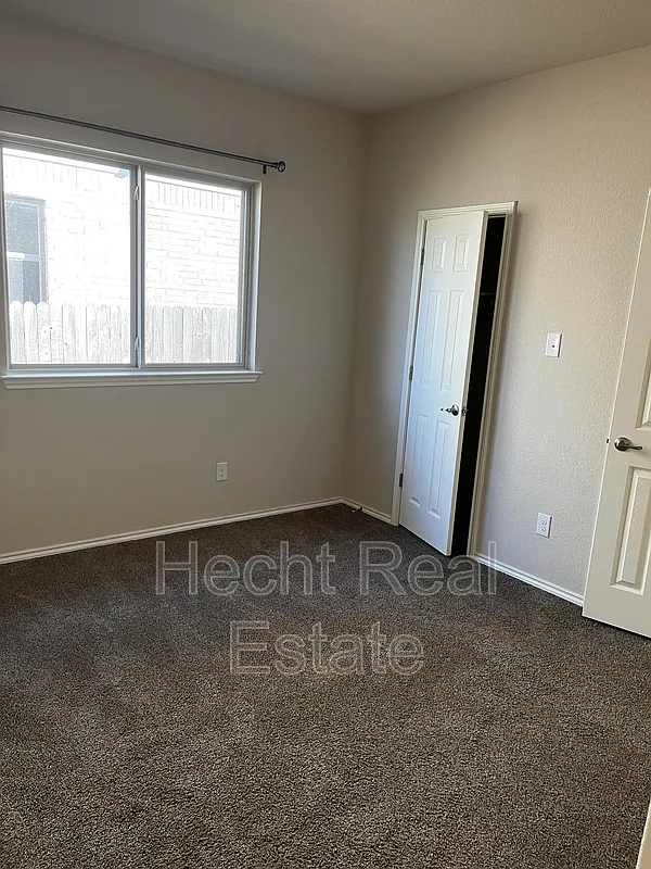 4 bed, 2.0 bath, 2042 sqft, $2,100 — Photo 4
